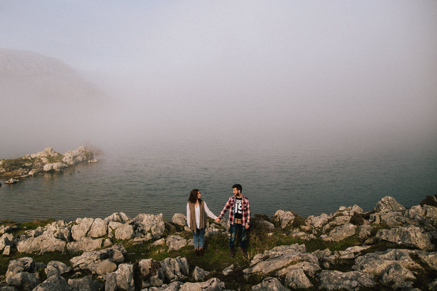 Sesion de pareja en un lago